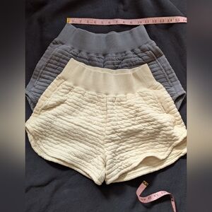 Two Everlane 2021 Organic Cotton Quilted Shorts XS S Ivory Charcoal